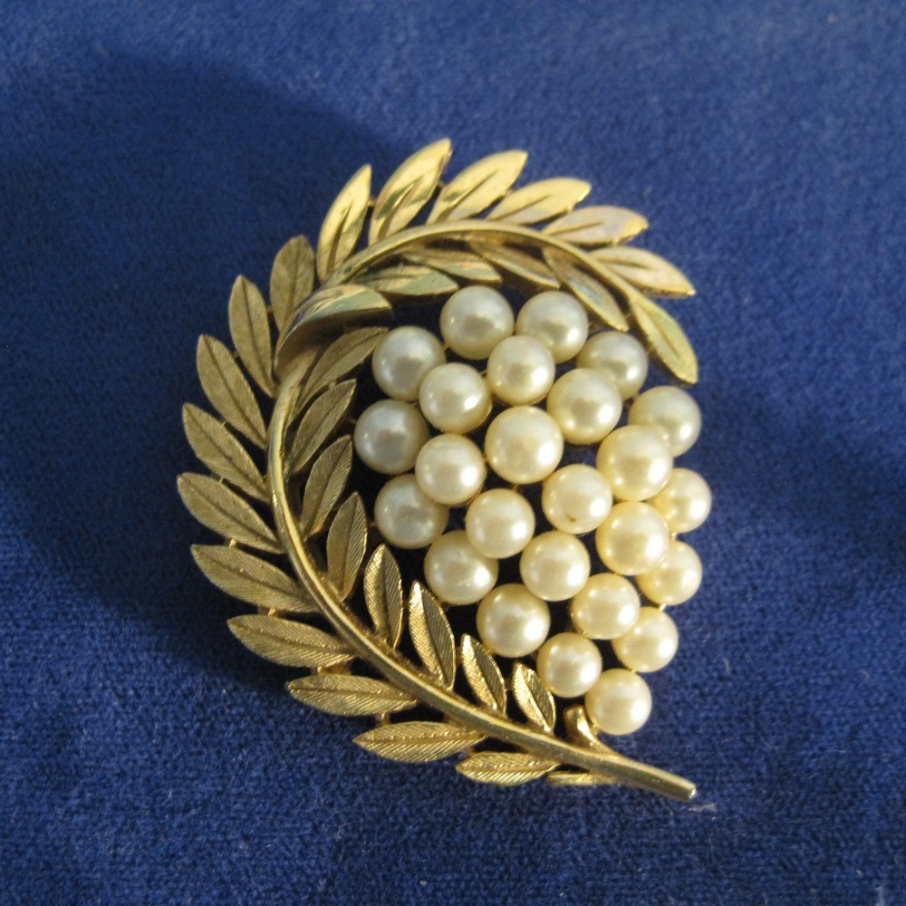 Vintage Trifari pear and gold brooch pin